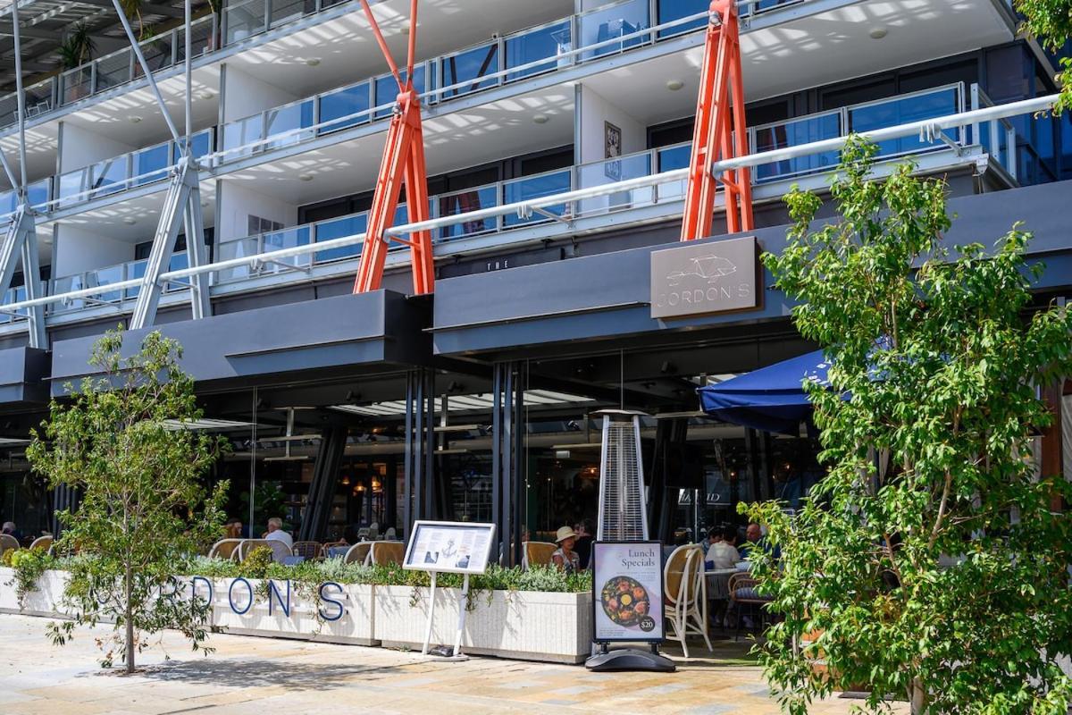 Live On The Iconic Cbd Wharf With Family Apartment
