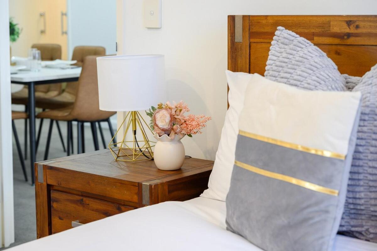 Live On The Iconic Cbd Wharf With Family Apartment