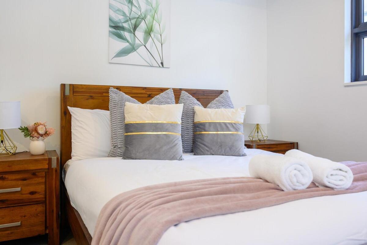 Live On The Iconic Cbd Wharf With Family Apartment
