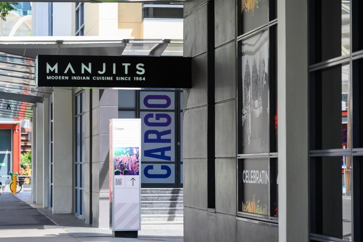 Live On The Iconic Cbd Wharf With Family Apartment