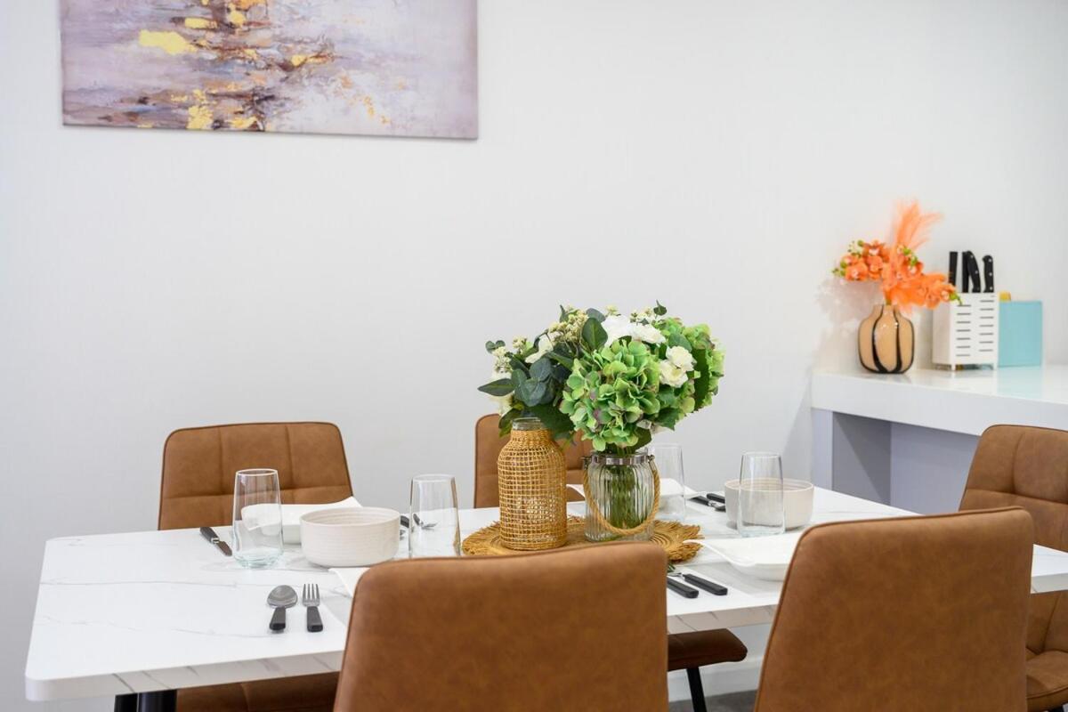 Live On The Iconic Cbd Wharf With Family Apartment